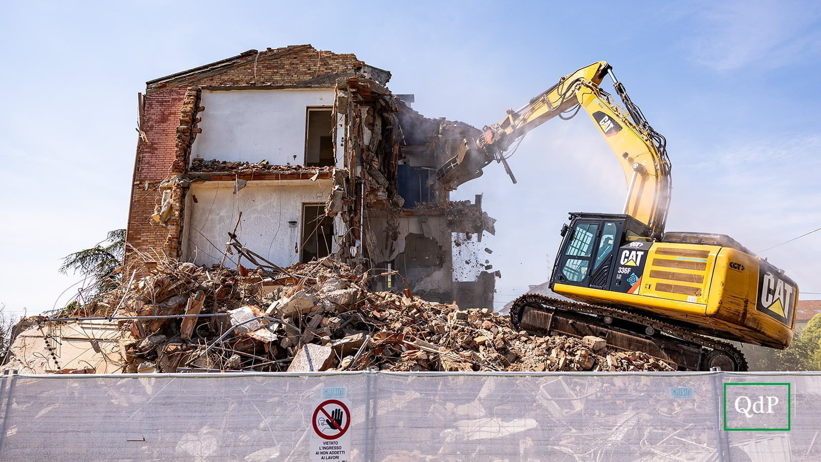 La demolizione delle case popolari di via Montello a Ponte della Priula