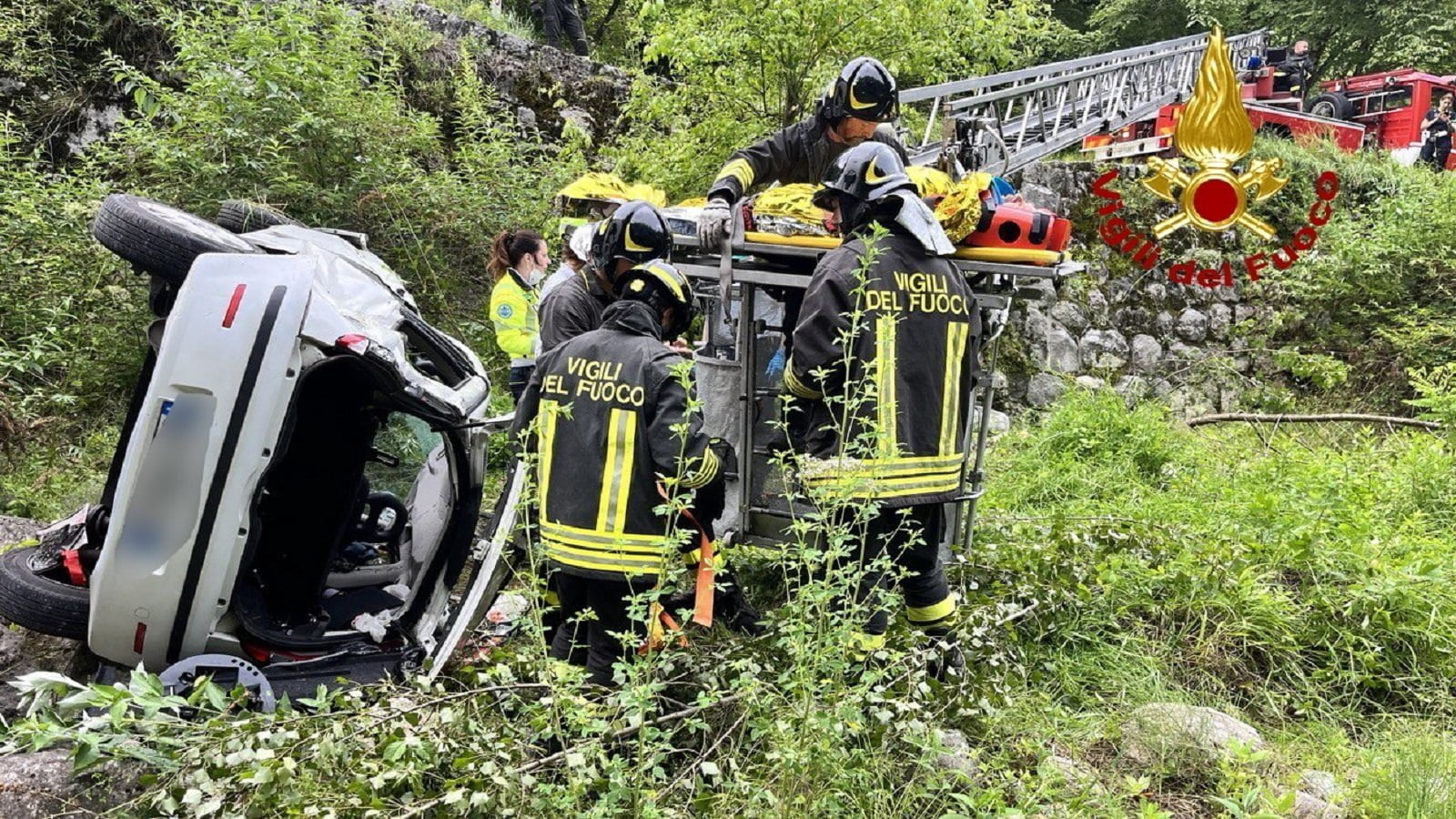 Un automobilista vola per venti metri in un burrone
