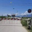 Lesione al passaggio a livello, treno si ferma in emergenza
