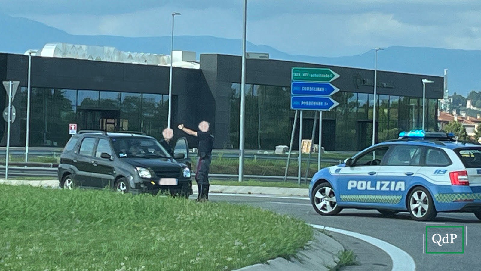 Imbocca la rotonda contromano, incidente sfiorato