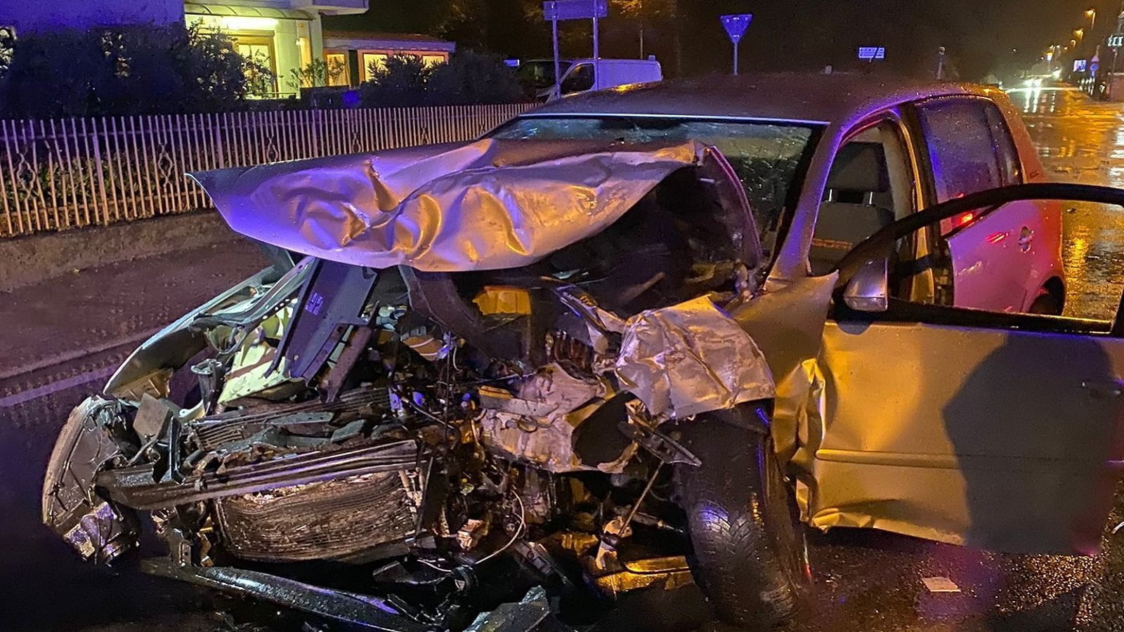 Botto all'incrocio: auto distrutta, conducente in ospedale