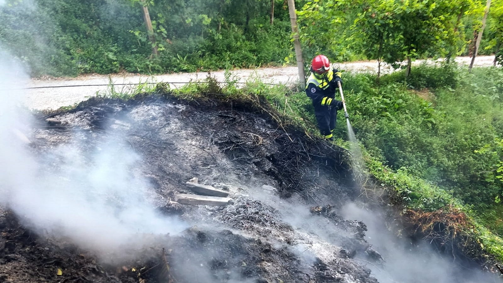 I volontari al lavoro per spegnere l'incendio