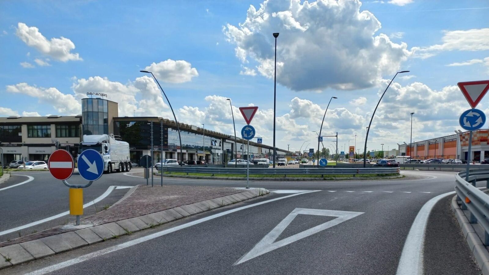 La rotonda lungo la Pontebbana