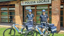 La Polizia locale in bicicletta elettrica nell'Asolano