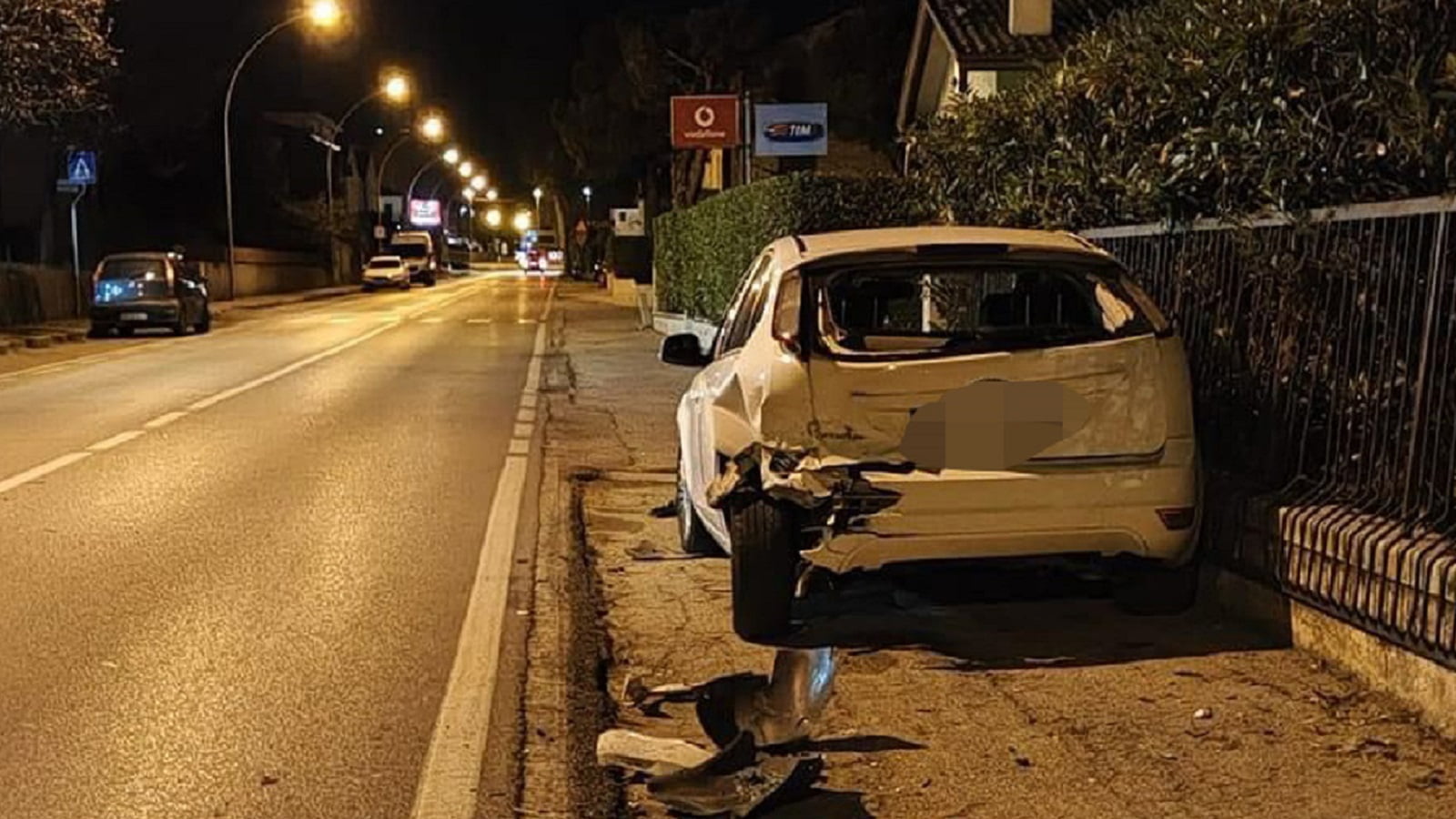 L'auto incidentata in via Schiratti