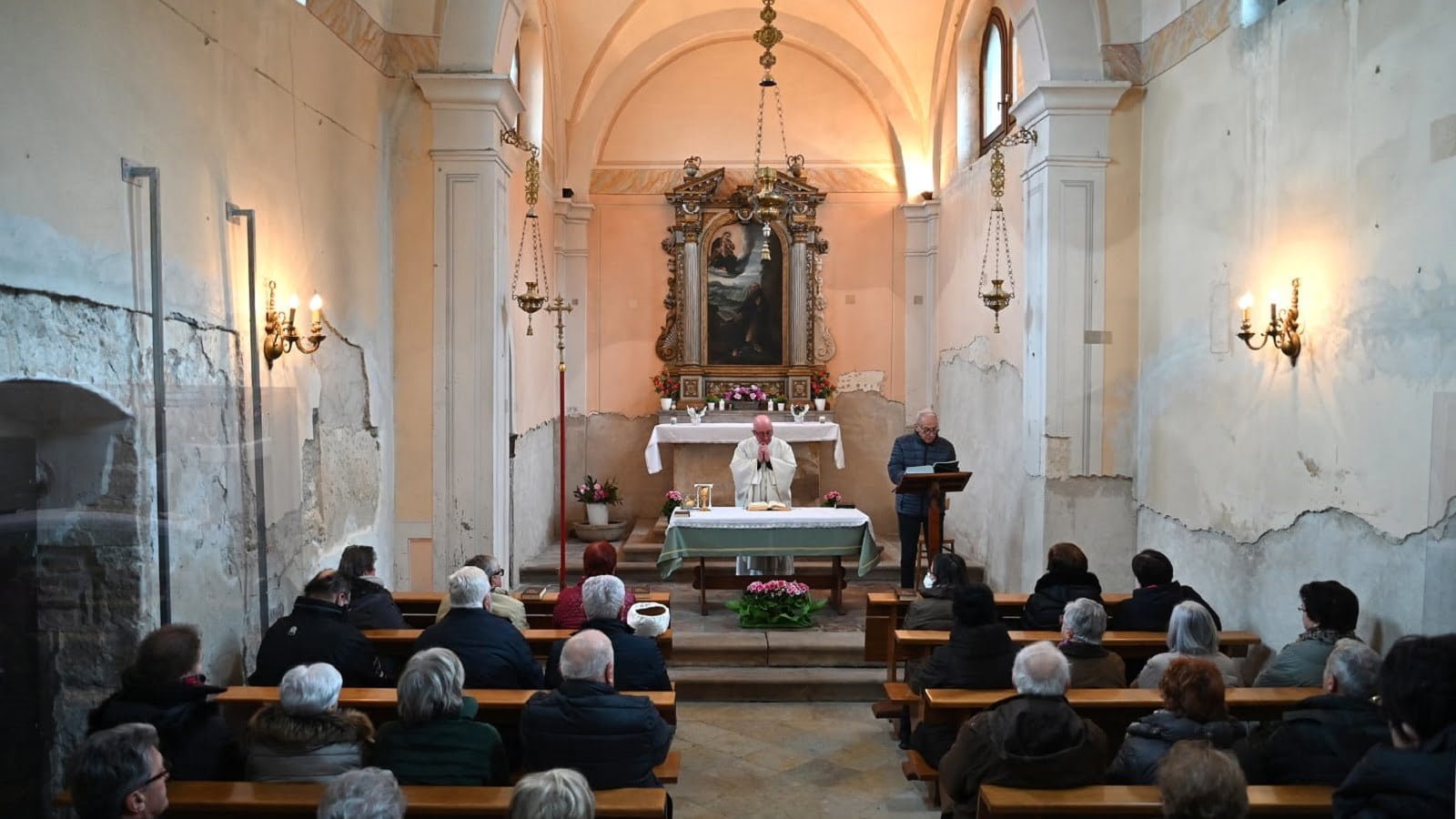 L'interno della chiesa di Vergoman