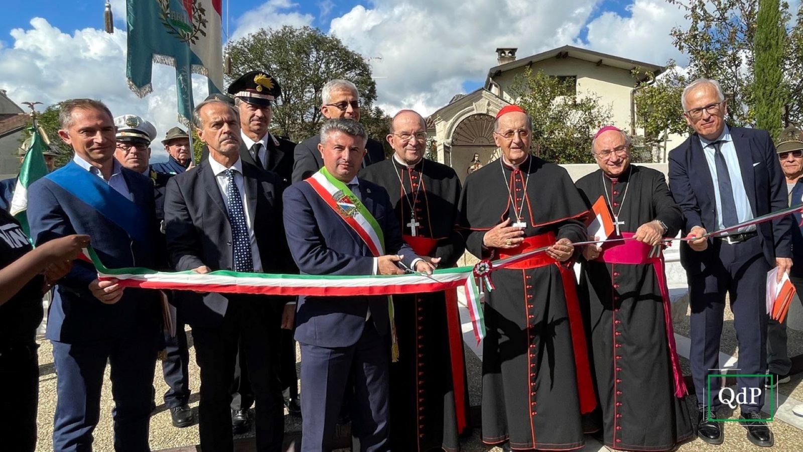 Taglio del nastro di rito con sindaco, autorità civili ed ecclesiastiche