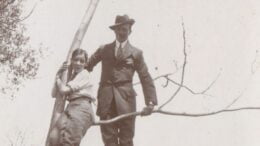 Carlo Campari in un momento di gioco con uno dei figli dei duchi d'Aosta