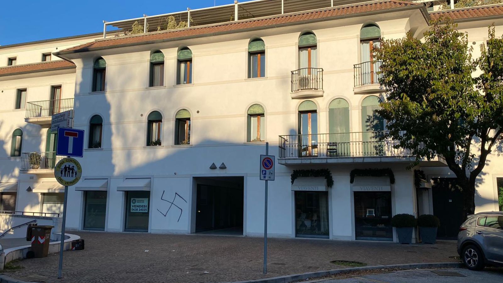 Una svastica sul muro di un edificio in piazzetta Duca d'Aosta