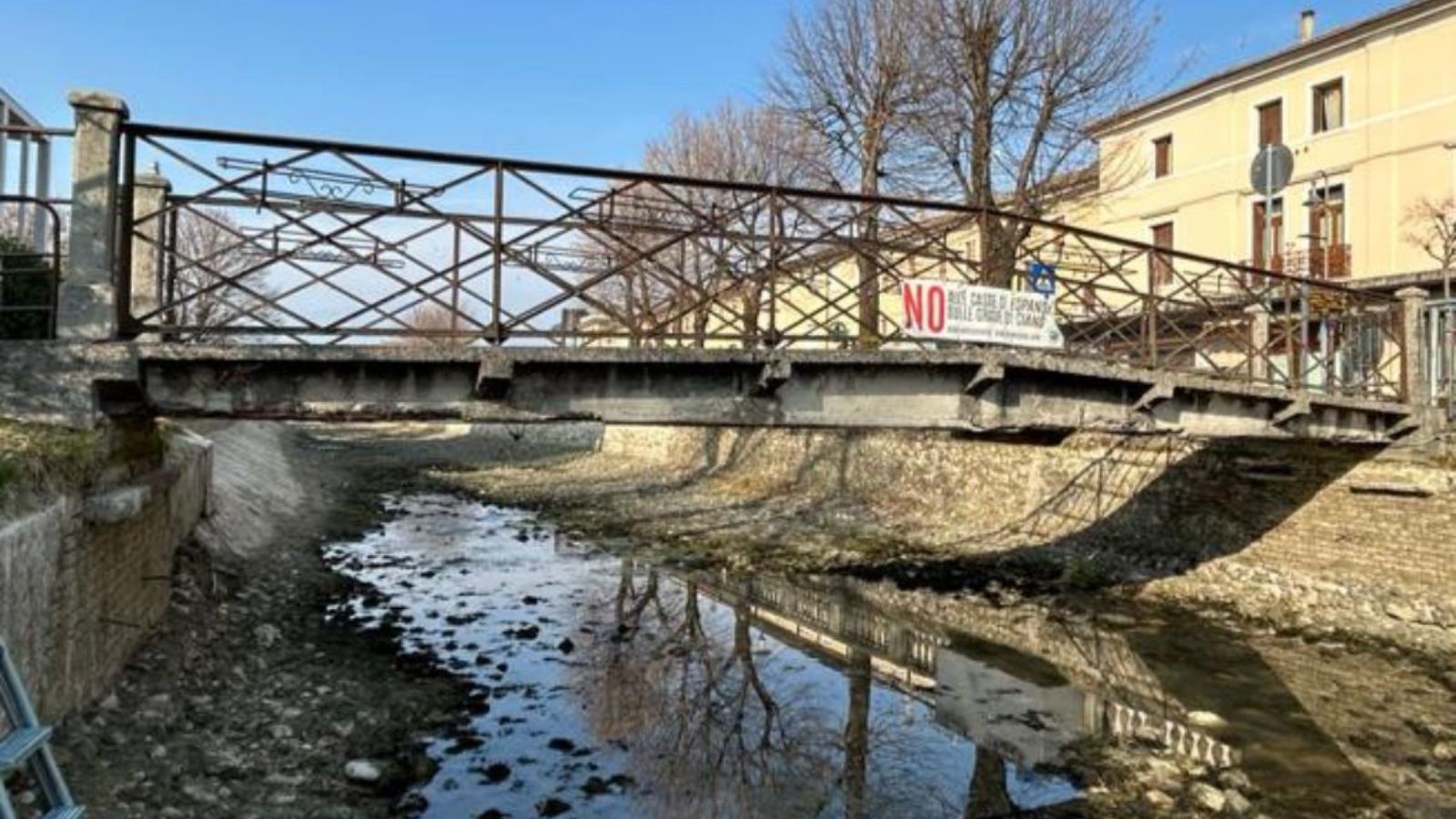 Il ponte pedonale che unisce via Erizzo con via Canapificio