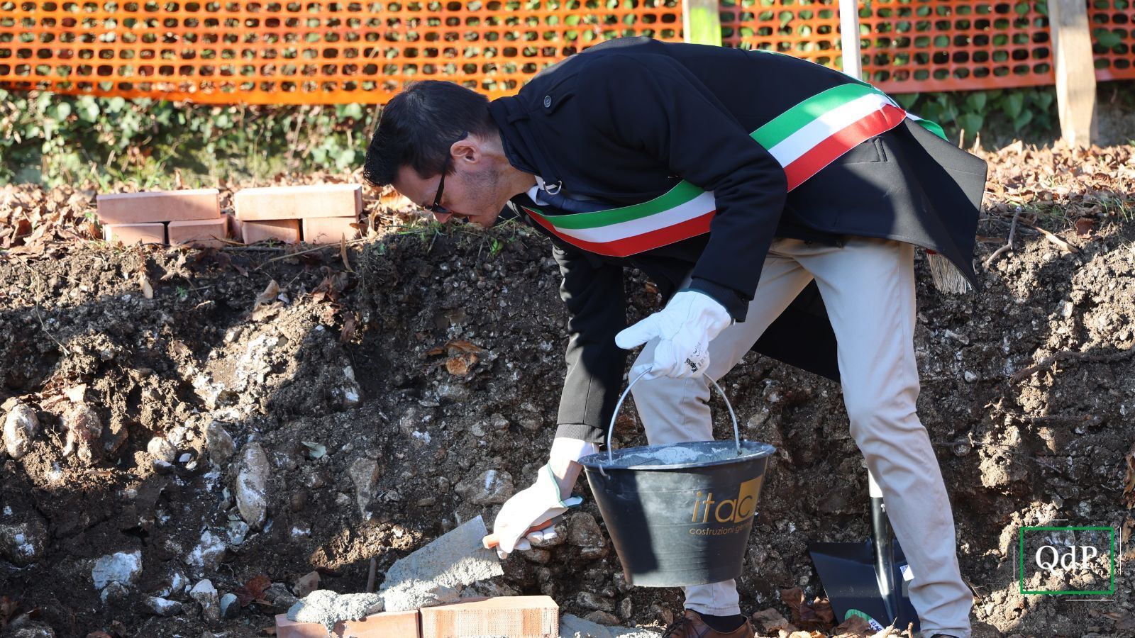 Il sindaco durante la posa della prima pietra dell'asilo