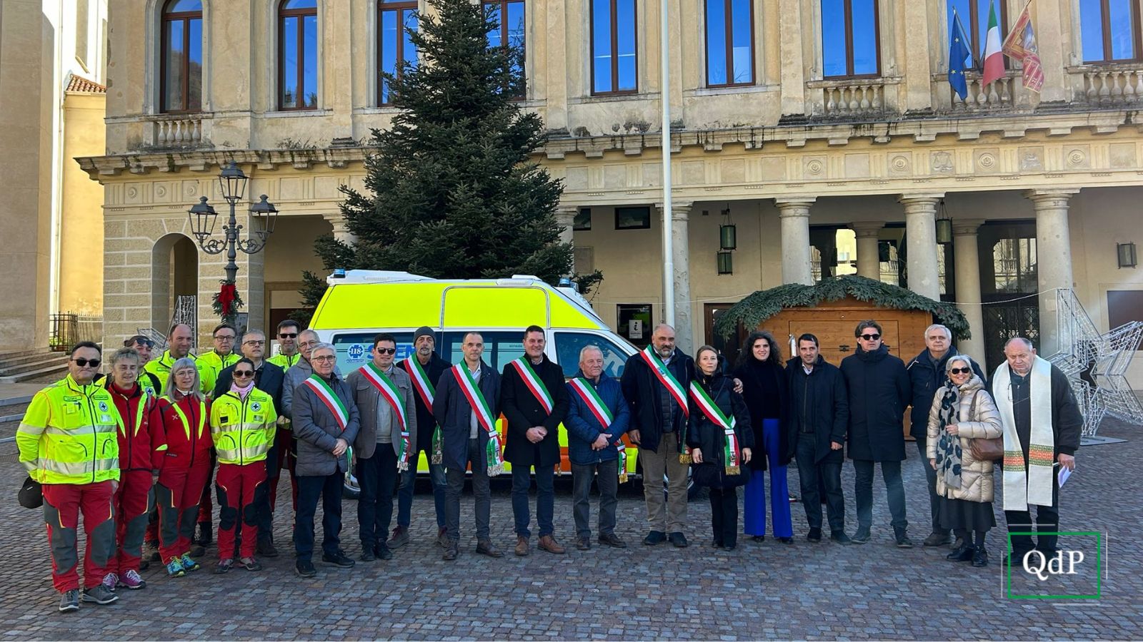 Amministratori e volontari di Pedemontana Emergenza davanti alla nuova ambulanza
