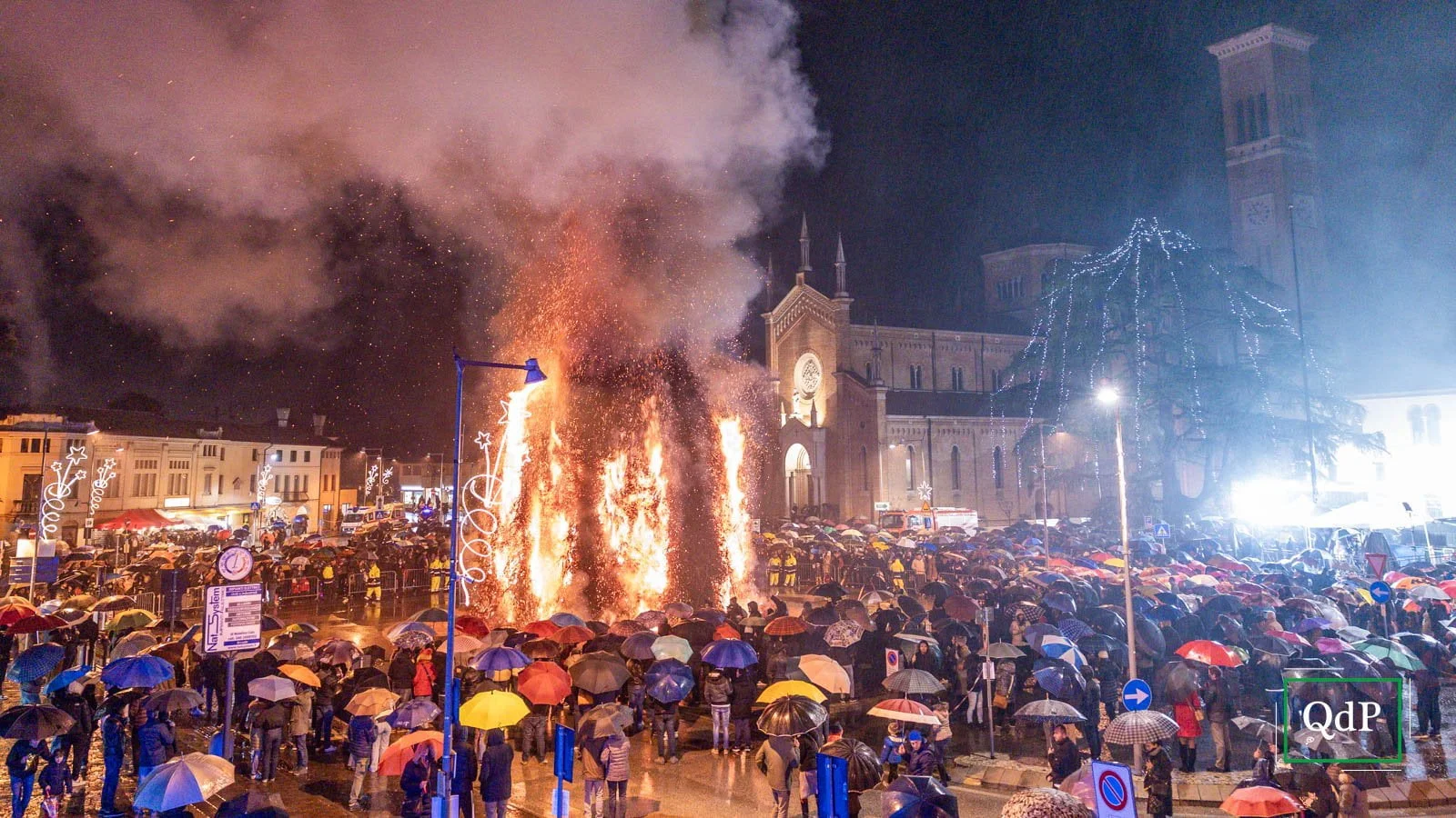 La pioggia non ferma il panevin di Arcade. In migliaia in piazza “ma le  faville vanno verso mattina”
