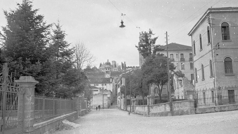 L'incrocio tra le vie Colombo e Calvi nello scatto di Vittorio Celot Celotti