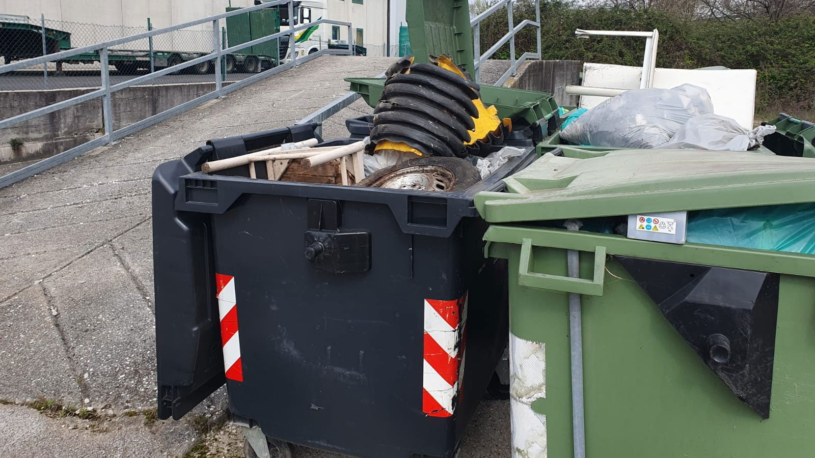 Alcuni dei cassonetti riempiti durante l'iniziativa