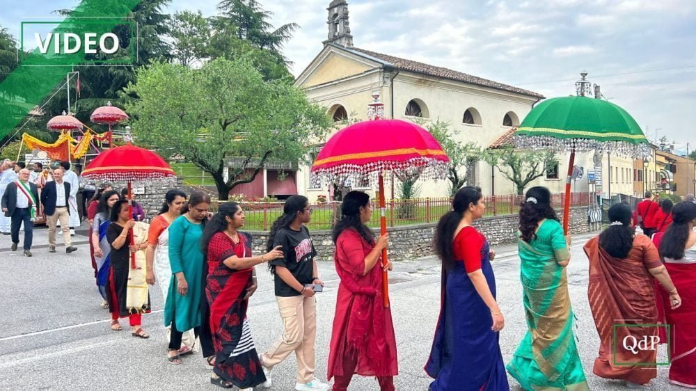 Una colorata processione tra le vie di Cavaso del Tomba