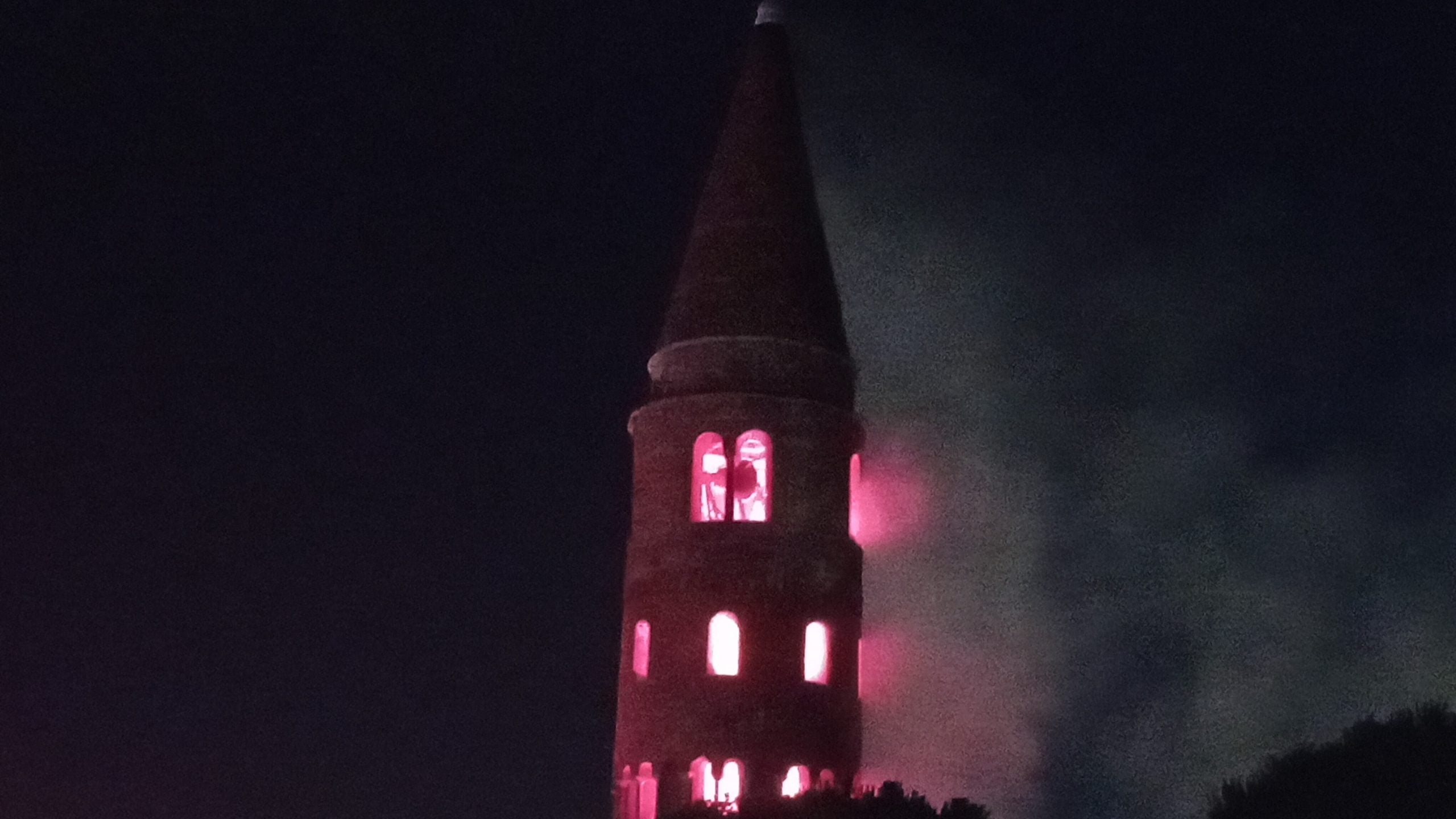 In migliaia per la Madonna dell Angelo il campanile illumina la notte di Caorle. Santuario il restauro vede il traguardo