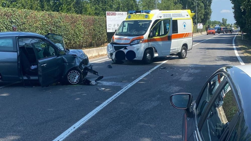 Coinvolta anche un'ambulanza nell'incidente