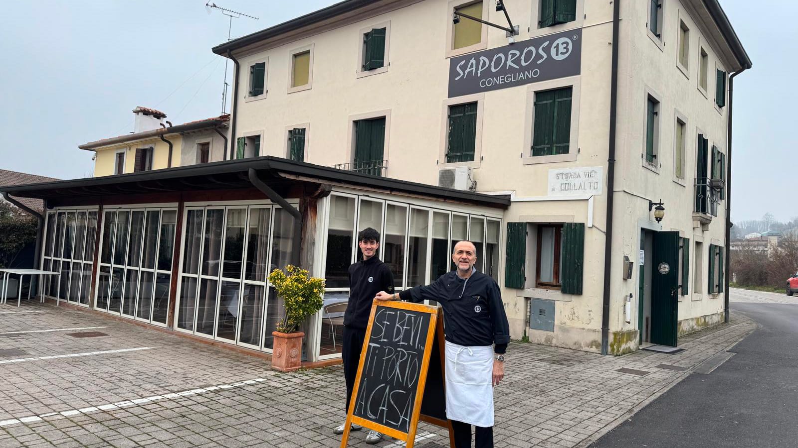 Stefano Durante e il figlio all'esterno della loro pizzeria
