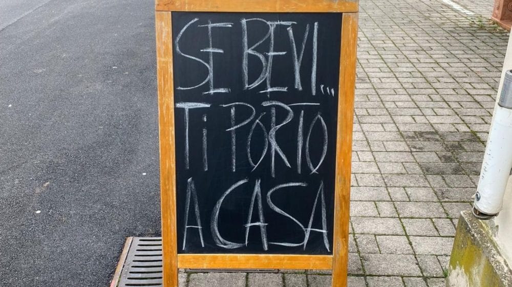 Il cartello all'esterno del locale