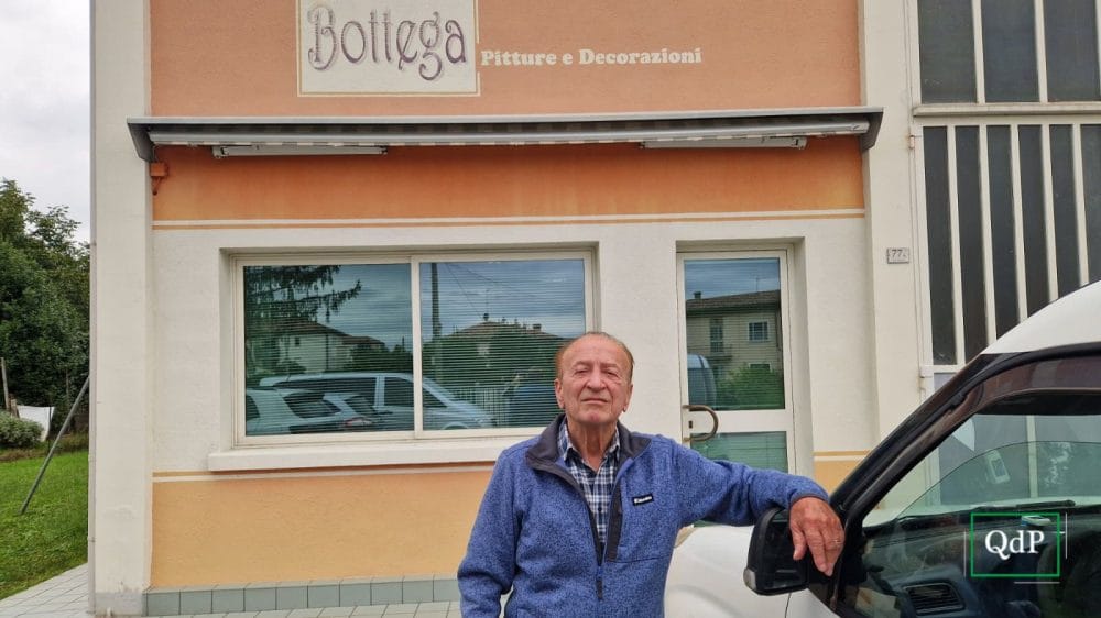 Il titolare Bruno Bottega di fronte all'ingresso della sua attività