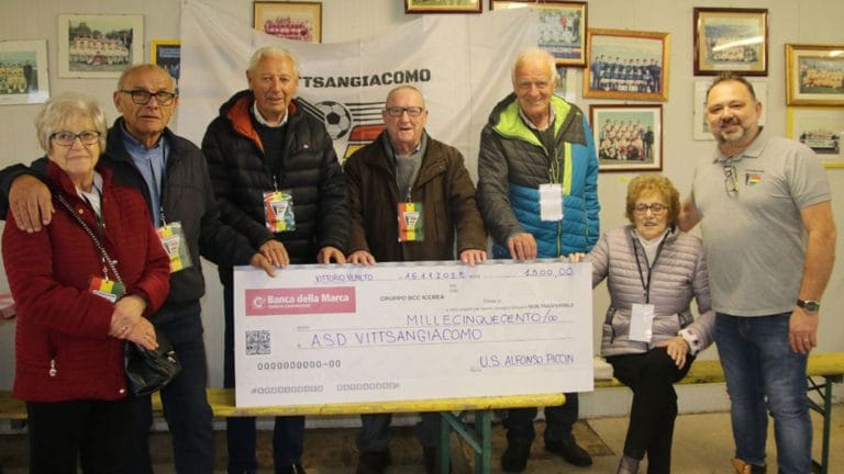 Nella foto, il presidente della Vittsangiacomo Mauro Poldelmengo (il primo a destra) e l'ultimo presidente dell'Us "Alfonso Piccin" Gianni Milanese (il secondo da sinistra)